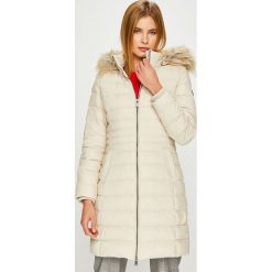 Tommy Jeans - Kurtka puchowa. Kurtki damskie Tommy Jeans, l, bez wzorów, z futra, z kapturem. W wyprzedaży za 759.90 zł.