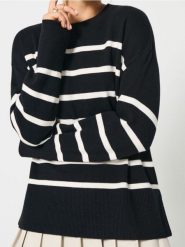 Prążkowany sweter w paski - czarny. Czarne swetry klasyczne damskie Sinsay, l, prążkowane, bez kołnierzyka. Za 49.99 zł.