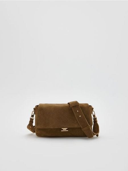 Zamszowa torebka z paskiem - brązowy. Brązowe torebki klasyczne damskie Reserved, bez wzorów, ze skóry, zamszowe, bez dodatków. Za 279.99 zł.