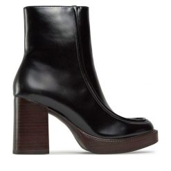 Botki Tamaris. Czarne botki damskie Tamaris, bez obcasa, na słupku, bez zapięcia. Za 259.99 zł.