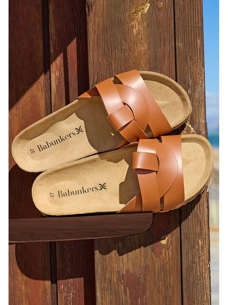 BABUNKERS Family Skórzane klapki w kolorze brązowym rozmiar: 37. Brązowe klapki damskie BABUNKERS Family, bez wzorów, bez obcasa. Za 165.99 zł.