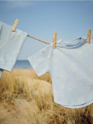 T-shirt z asymetrycznym dołem - jasnoniebieski. Niebieskie koszulki dziewczęce Reserved, m, bez wzorów, z bawełny, bez ramiączek. W wyprzedaży za 9.99 zł.