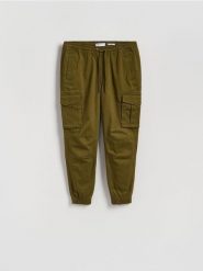 Spodnie cargo jogger - zielony. Zielone spodnie materiałowe męskie Reserved, bez wzorów, z bawełny. W wyprzedaży za 99.99 zł.