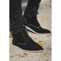 Czarne Skórzane Botki Simpli. Czarne buty zimowe męskie Born2be, ze skóry, z okrągłym noskiem, bez zapięcia. Za 159.99 zł.