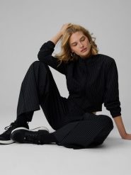 4F Bluza dresowa relaxed bez kaptura damska - czarna S. Czarne bluzy sportowe damskie 4f, s, bez wzorów, z dresówki, bez ramiączek, bez kaptura. Za 199.99 zł.