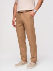 Męskie spodnie chino SLIM FIT z delikatną teksturą - brązowe V2. Brązowe spodnie materiałowe męskie Ombre Clothing, bez wzorów, z bawełny, biznesowe. Za 379.99 zł.