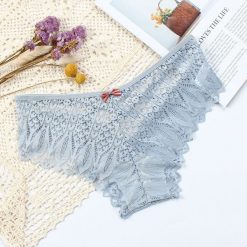 Koronkowe figi z wycięciami na romantyczny wieczór Emyle. Białe figi damskie Intica, m, z aplikacjami, z koronki. Za 49.00 zł.