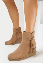 Brązowe Botki na Koturnie z Ozdobnymi Chwostami Senoveva. Brązowe botki damskie Born2be, bez obcasa, na koturnie, bez zapięcia. Za 149.99 zł.