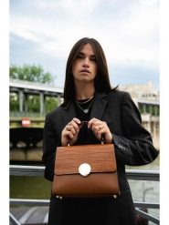 Maison héritage PARIS Skórzana torebka "Clau Croco" w kolorze jasnobrązowym - 26 x 20 x 9 cm rozmiar: onesize. Brązowe torebki klasyczne damskie maison héritage PARIS, bez wzorów, z materiału, bez dodatków. Za 304.99 zł.