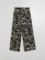 Wiskozowe spodnie wide leg z abstrakcyjnym wzorem - czarny. Czarne spodnie materiałowe damskie Sinsay, bez wzorów, z wiskozy. Za 39.99 zł.