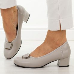 Szare skórzane czółenka damskie Cambell 19413. Szare czółenka damskie Cambell, bez wzorów, ze skóry, z okrągłym noskiem, bez obcasa, na obcasie. Za 219.00 zł.