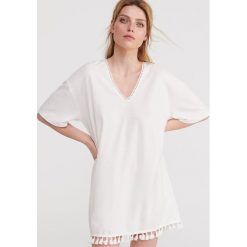 Gładka sukienka mini - Kremowy. Białe sukienki damskie Reserved, l, bez wzorów, bez kołnierzyka, bez ramiączek, mini. W wyprzedaży za 49.99 zł.