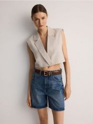 Jeansowe szorty z przetarciami - niebieski. Niebieskie szorty damskie Reserved, bez wzorów, z bawełny. W wyprzedaży za 35.99 zł.