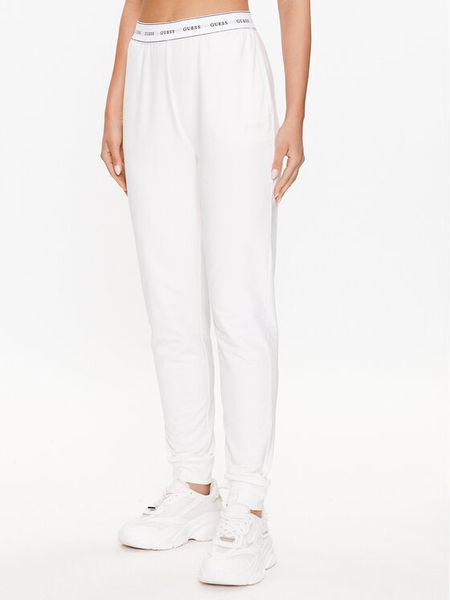 Guess Spodnie piżamowe O3YB00 KBS91 Biały Regular Fit. Białe piżamy damskie Guess, l, z aplikacjami, z bawełny, bez ramiączek. Za 129.99 zł.