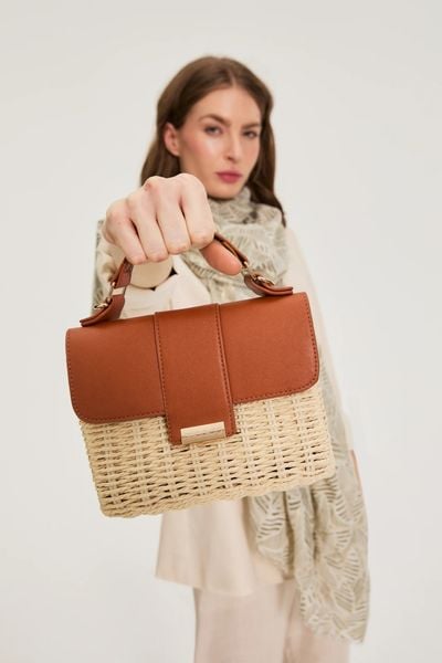 Mała słomkowa torebka beżowa. Brązowe torebki klasyczne damskie MOODO, bez wzorów, małe, bez dodatków. Za 129.99 zł.