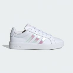 Buty Grand Court 3.0 Junior. Białe buty sportowe na co dzień damskie Adidas, z gumy, bez zapięcia, na jogę i pilates. Za 179.00 zł.