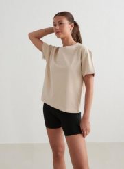 Damska koszulka boxy, bawełna organiczna, nadruk z przodu Serif beżowy. Białe bluzki sportowe damskie Aim'n, xs, bez wzorów, z bawełny, bez ramiączek. Za 109.85 zł.