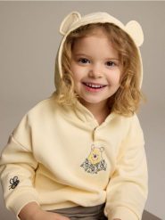 Bluza Kubuś Puchatek - żółty. Żółte bluzy i bluzki niemowlęce Reserved, bez wzorów, z bawełny, bez ramiączek, bez kaptura. Za 65.99 zł.
