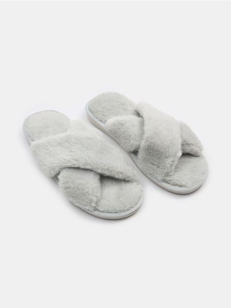 Kapcie ze sztucznym futrem - szary. Szare kapcie damskie Sinsay. Za 25.99 zł.