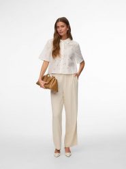Vero Moda Bluzka w kolorze białym rozmiar: XL. Białe bluzki damskie Vero Moda, xl, bez wzorów, z bawełny, bez kołnierzyka, bez ramiączek. Za 121.35 zł.