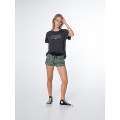 Spodenki damskie Protest PRTFLOWERY shorts. Zielone szorty damskie Protest, bez wzorów, sportowe. W wyprzedaży za 100.00 zł.