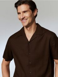 Strukturalna koszula regular fit - ciemnobrązowy. Brązowe koszule męskie Reserved, l, bez wzorów, z bawełny, bez kołnierzyka, bez ramiączek. Za 119.99 zł.