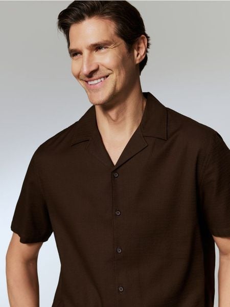 Strukturalna koszula regular fit - ciemnobrązowy. Brązowe koszule męskie Reserved, l, bez wzorów, z bawełny, bez kołnierzyka, bez ramiączek. Za 119.99 zł.