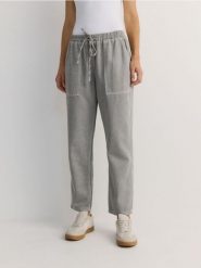 Spodnie z bawełną i lyocellem - jasnoszary. Szare spodnie materiałowe damskie Reserved, bez wzorów, z bawełny. W wyprzedaży za 59.99 zł.