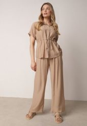 Beżowy Wiskozowy Komplet Spodnie i Bluzka Koszulowa z Wiązaniem w Talii Irinryss. Brązowe spodnie materiałowe damskie Born2be, bez wzorów, z materiału. Za 129.99 zł.