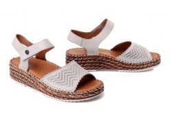 MANITU 910330-08 beige, sandały damskie. Brązowe sandały damskie Manitu, bez wzorów, ze skóry, bez obcasa, na koturnie. Za 229.42 zł.