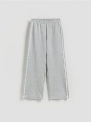 Spodnie z dekoracyjną taśmą - jasnoszary. Szare spodnie materiałowe damskie Reserved, bez wzorów, z bawełny. Za 109.99 zł.