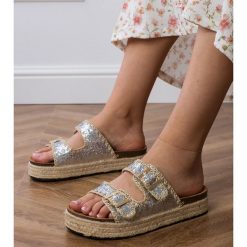 Srebrne klapki espadryle brokatowe z klamerkami srebrny. Szare espadryle damskie bez wzorów, z materiału, bez obcasa, na platformie. Za 86.24 zł.