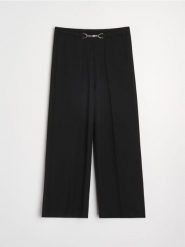 Spodnie wide leg z dekoracyjną klamrą - czarny. Czarne spodnie materiałowe damskie Sinsay, bez wzorów. Za 49.99 zł.