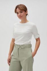 Gładki t-shirt z podwijanymi rękawami biały. Białe t-shirty damskie MOODO, bez wzorów, z bawełny, bez kołnierzyka. Za 49.99 zł.
