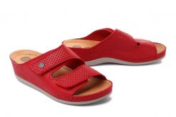 Dr. BRINKMANN 700568-4 rot, klapki profilaktyczne damskie. Czerwone klapki damskie Dr. Brinkmann, bez wzorów, bez obcasa. Za 329.90 zł.