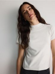 Sweter z krótkimi rękawami - kremowy. Białe swetry klasyczne damskie Reserved, l, z dzianiny, bez kołnierzyka. W wyprzedaży za 39.99 zł.