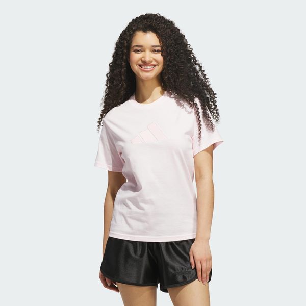 KOSZULKA Z SATYNOWĄ APLIKACJĄ, GRAFIKĄ I LOGO. Czarne t-shirty damskie Adidas, m, z aplikacjami, z bawełny, bez kołnierzyka. Za 109.00 zł.