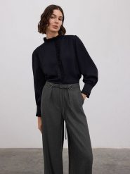 BGN Bluzka w kolorze czarnym rozmiar: 38. Czarne bluzki damskie BGN, bez wzorów, bez kołnierzyka, bez ramiączek. Za 109.52 zł.