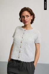 Sweter z krótkimi rękawami szary. Szare swetry klasyczne damskie MOODO, l, z elastanu, bez kołnierzyka. Za 129.99 zł.
