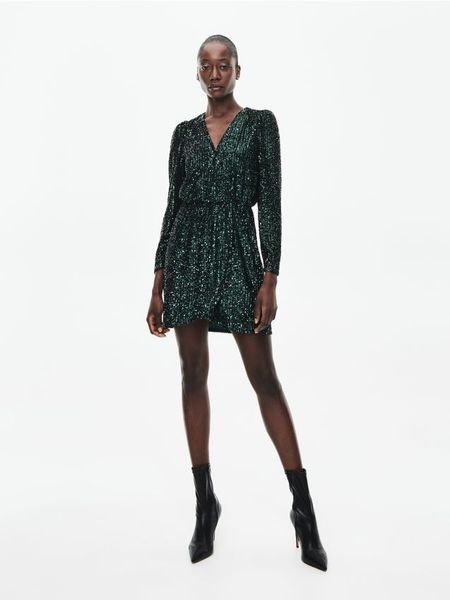 Sukienka z cekinami - zielony. Zielone sukienki damskie Reserved, l, bez wzorów, z tkaniny, bez kołnierzyka, bez ramiączek. W wyprzedaży za 59.99 zł.