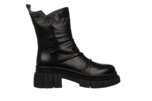 Botki Bayla-161 157 2371 10 Black 161611, Czarny, Skóra naturalna - 39. Czarne botki damskie Bayla, na zimę, z gumy, eleganckie, z okrągłym noskiem, za kostkę, bez obcasa, bez zapięcia. W wyprzedaży za 299.00 zł.