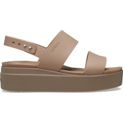 Sandały dmaskie Crocs BROOKLYN LOW WEDGE. Brązowe sandały damskie Crocs, bez wzorów, bez obcasa. W wyprzedaży za 130.00 zł.