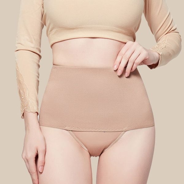 Szorty modelujące sylwetkę z efektem poprawy postawy Mariin. Czarne bielizna wyszczuplająca Intica. Za 59.00 zł.