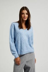 Sweter z dekoltem w serek błękitny. Niebieskie swetry klasyczne damskie MOODO, l, z poliesteru, bez kołnierzyka. W wyprzedaży za 59.98 zł.