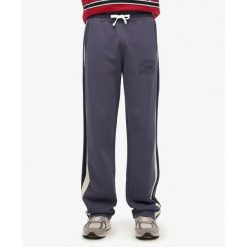 Proste spodnie dresowe Superdry Athletic Essentials. Fioletowe spodnie dresowe męskie Superdry., bez wzorów, z dresówki. Za 387.80 zł.