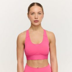 Stanik sportowy damski ze skrzyżowanymi ramiączkami Limitless. Czerwone biustonosze sportowe damskie GYMBEAM, bez wzorów, z elastanu. Za 85.90 zł.