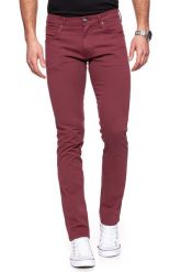 WRANGLER SPODNIE MĘSKIE LARSTON CORDOVAN RED W18SHD13G 112127497. Czerwone spodnie materiałowe męskie Wrangler, bez wzorów, z materiału. W wyprzedaży za 99.99 zł.