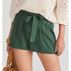 Szorty z lyocellu - Khaki. Brązowe szorty damskie Reserved, bez wzorów, z lyocellu. W wyprzedaży za 39.99 zł.