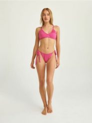 Góra od bikini - fuksja. Czerwone bikini damskie Reserved, bez wzorów. W wyprzedaży za 19.99 zł.