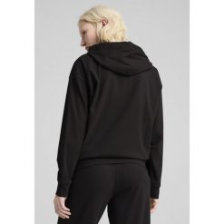 Damska wygodna prążkowana bluza z kapturem ESS ELEVATED PUMA Black. Czarne bluzy z kapturem damskie Puma, l, prążkowane. W wyprzedaży za 114.00 zł.